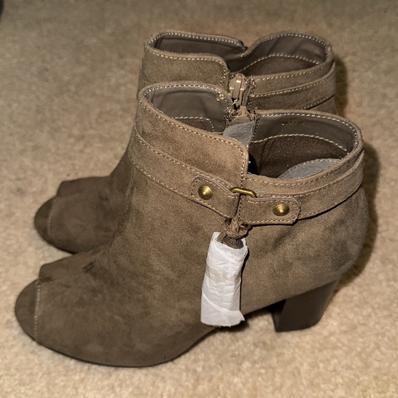 Charlotte Russe Lucite Booties Size 9 Color Khaki - Picture 8 of 13
